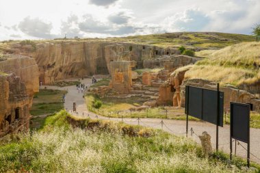 12 Mayıs 2022 Mardin Türkiye. Dara antik kenti Doğu Roma İmparatorluğu 'nun nekropolü ve sarnıçını biliyor