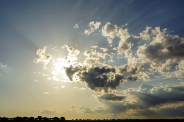 Bulutlu bir günde gün batımında bulutlu manzara fotoğrafçılığı