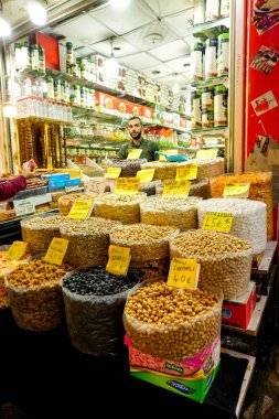 Şanlıurfa Türkiye 'de geleneksel kurutulmuş fındık satıcıları raflarda