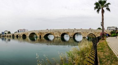 14 Mayıs 2022 Adana Türkiye. Bulutlu bir günde Adana 'da Seyhan Nehri üzerindeki kaya köprüsü