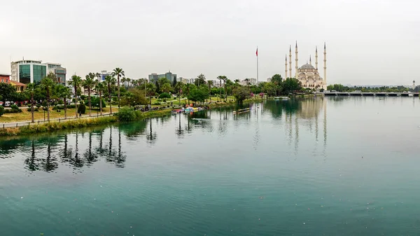 Mayo 2022 Adana Turquía Mezquita Sabanci Río Seyhan Día Nublado — Foto de Stock