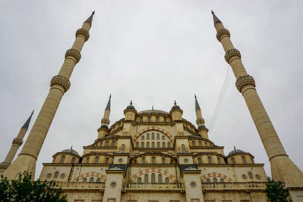 Května 2022 Adana Turkey Mešita Sabanci Řeka Seyhan Zamračený Den — Stock fotografie