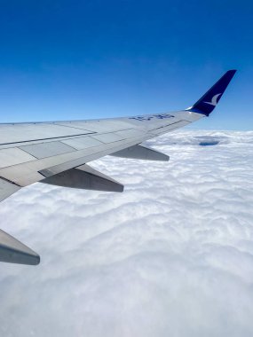 7 Mayıs 2022 Mardin Türkiye. Bulutlar ve uçak kanat manzarası uçağın penceresinden