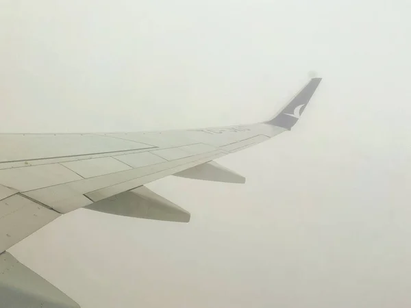 2022年5月7日 マルディン トルコ 飛行機の窓から見た雲と飛行機の翼 — ストック写真