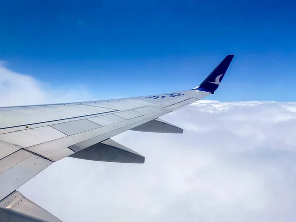 2022年5月7日从飞机窗户看云彩和机翼 — 图库照片