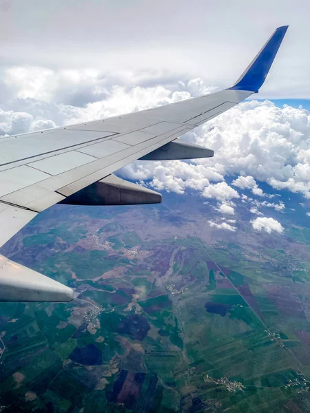 2022年5月7日从飞机窗户看云彩和机翼 — 图库照片