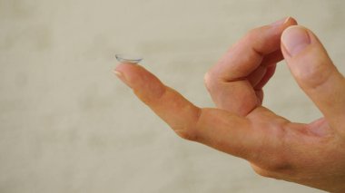 Göz kontakt lensi görüntüyü kapat