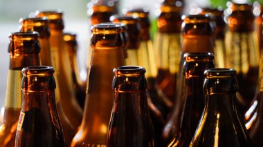 Evde, mutfakta bira demleme işlemi.