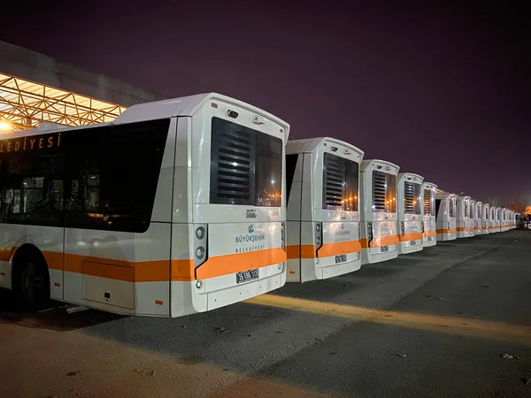 28 Mart 2022 Eskisehir Türkiye. Eskisehir belediye otobüsleri arka arkaya park edildi