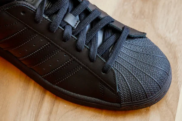 Июля 2022 Eskisehir Turkey Brand New Black Adidas Superstar Обувь — стоковое фото