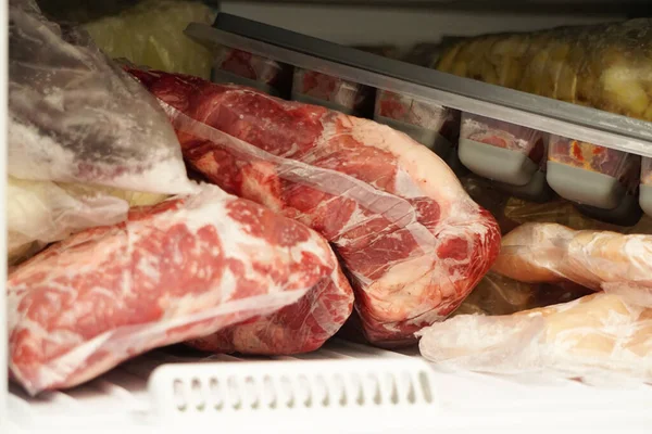 Замороженное Мясо Холодильнике — стоковое фото