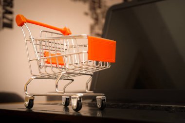 Online alışveriş illüstrasyon konsepti minyatür sepetle çekiliyor.