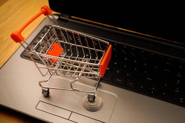 Online alışveriş illüstrasyon konsepti minyatür sepetle çekiliyor.