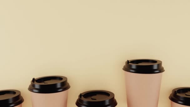 Les tasses à café en papier brun se déplacent sur un fond jaune pastel tendance. Café à emporter. — Video