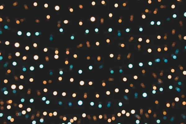 Vánoční světla. Vánoce. Slavnostní Nový rok rozmazané modré, zlaté a černé pozadí. Jiskřivé pozadí, textura. Bokeh. Stock Snímky