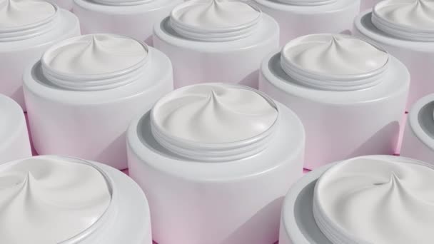 Gezichtscrème in witte potten beweegt. Cosmetische producten voor make-up en huidverzorging. — Stockvideo