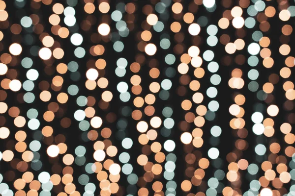 Noel ışıkları. Xmas. Yeni yıl kutlamaları mavi, altın ve siyah arkaplanı bulanıklaştırdı. Parlak arka plan, doku. Bokeh.