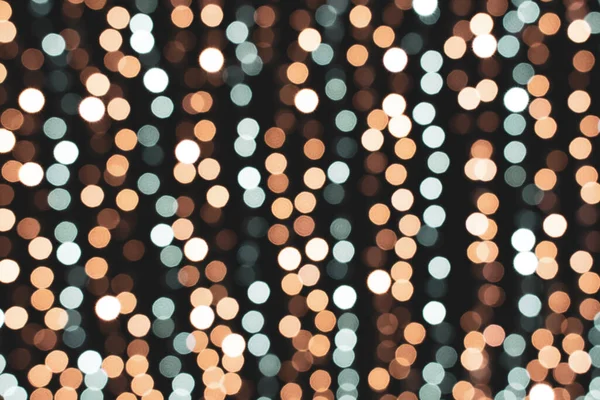 Światła świąteczne. Boże Narodzenie. Uroczysty Nowy Rok zamazane niebieskie, złote i czarne tło. Błyszczące tło, tekstura. Bokeh.. Obrazy Stockowe bez tantiem