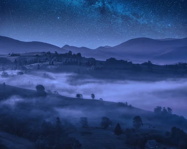 Величественный Вид Альпийскую Деревню Звездами Ночью Пейзаж Млечным Путем Карпаты — стоковое фото