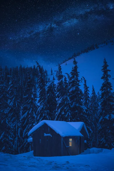 Заснеженный Деревянный Дом Зимних Карпатах Млечным Путем Ночном Звездном Небе — стоковое фото