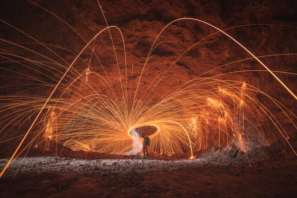 Hombre Empuñando Fuego Ardiente Redondeado Chispa Lana Acero Una Cueva —  Fotos de Stock