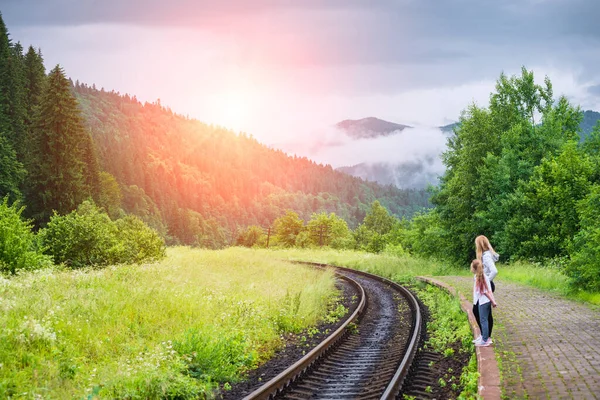 Matka Dcerou Čekají Vlak Karpatských Horách Cestovní Koncept — Stock fotografie