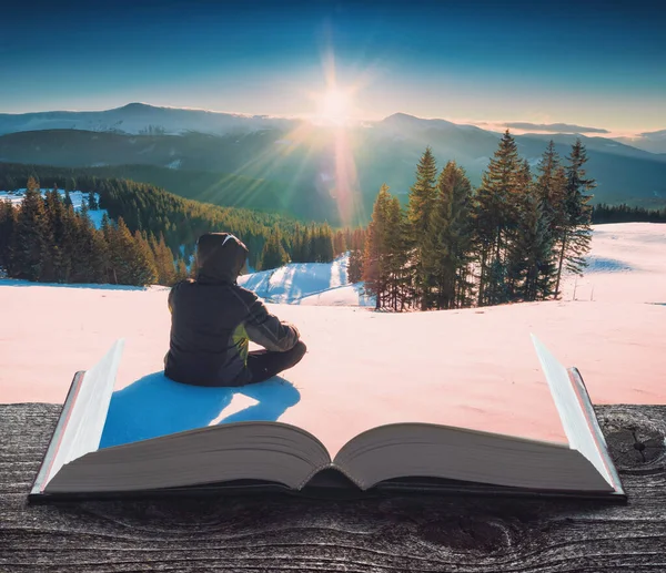 Человек Турист Наслаждаться Зимним Закатом Горной Долине Страницах Открытой Книги — стоковое фото