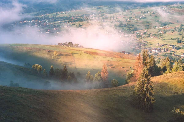 Αλπικό Ορεινό Χωριό Ένα Ομιχλώδες Λόφους Όμορφο Ομιχλώδες Τοπίο Καρπάθια — Φωτογραφία Αρχείου