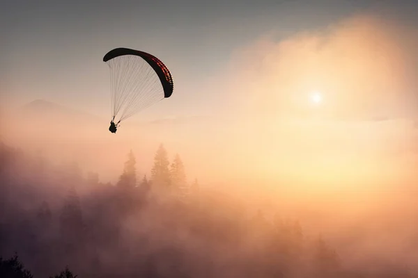 Gleitschirmsilhouette Fliegt Über Freie Ukrainische Karpaten Frühen Morgen Szene Schönheit — Stockfoto