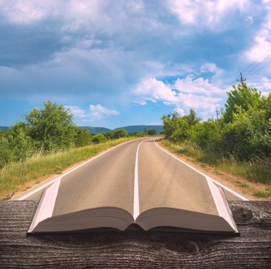 Asphalt yolu vadide açık sihirli bir kitabın sayfalarında. Seyahat ve eğitim kavramı.