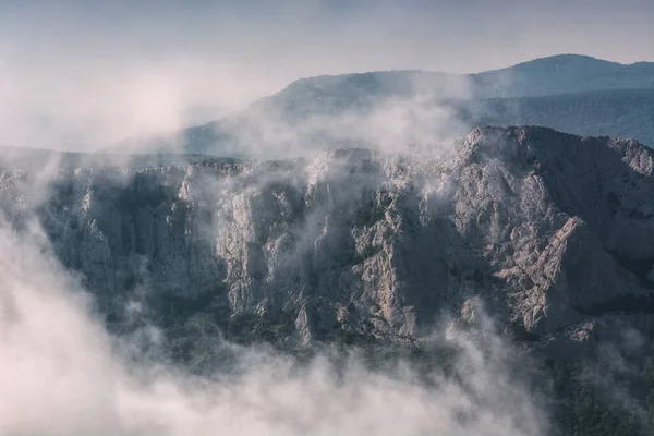 Yağmurdan Sonra Bulutlarla Kaplı Rocky Dağları — Stok fotoğraf