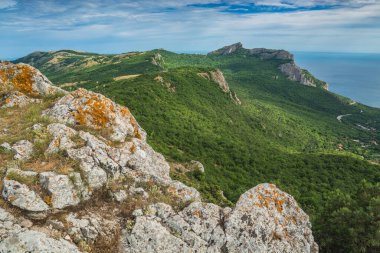 Kırım dağlarındaki inanılmaz kayalık vadi. 