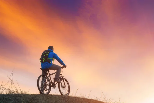 Radler Auf Einem Berggipfel Vor Bunten Wolken Genießen Den Majestätischen — Stockfoto