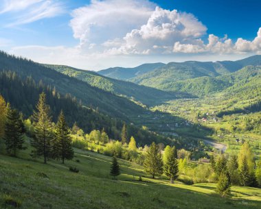 Taze bahar çimleriyle kaplı Carpathian yuvarlanan tepeleri. Nehir vadisindeki Alp dağı köyü.