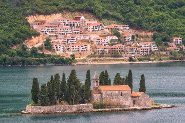 Perast kasabası yakınlarındaki Kotor Körfezi 'nde yeni otel inşasına karşı Aziz George Adası. Adriyatik denizi, Karadağ.