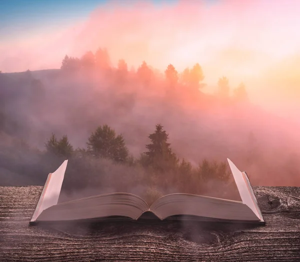 Montaña Cubierta Fantástica Niebla Matutina Las Páginas Libro Mágico Abierto — Foto de Stock