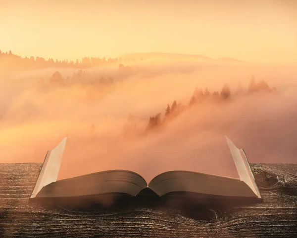 Montaña Cubierta Niebla Dorada Mañana Las Páginas Libro Mágico Abierto — Foto de Stock