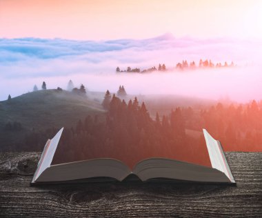 Açık bir kitabın sayfalarında sabah sisiyle kaplı Alp Vadisi 'nin renkli manzarası. Muhteşem bir manzara. Doğal ve eğitim kavramı.