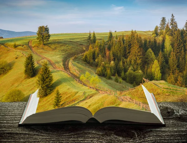 Tavaszi Hegyek Völgye Egy Nyitott Könyv Lapjain Fenséges Táj Természet — Stock Fotó