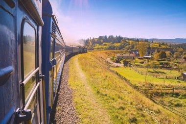 Karpatya dağ köyündeki hareket halindeki trenden görüntü. 