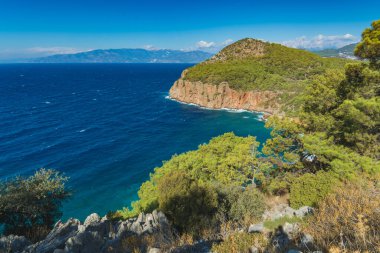 Yukarıdan Türk Akdeniz kıyısı manzarası. Kemer, Antalya, Türkiye, Lycian tarzı.