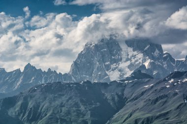 Ushba 'nın bulutlarla kaplı büyük Kafkas dağı. Georgia, Swanetia.