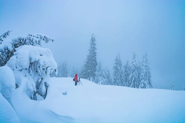 Photographer Camera Tripod Waiting Sunlight Snowy Winter Landscape — Stock fotografie
