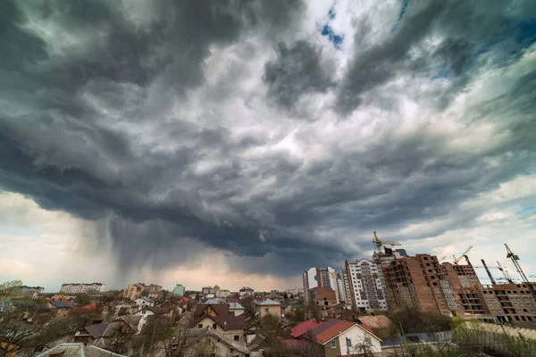 Драматический Городской Пейзаж Дождливыми Грозовыми Облаками Небе — стоковое фото
