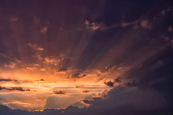 Schöne Sonnenstrahlen Himmel Über Dramatischen Stürmischen Wolken Bei Sonnenuntergang Stockfoto