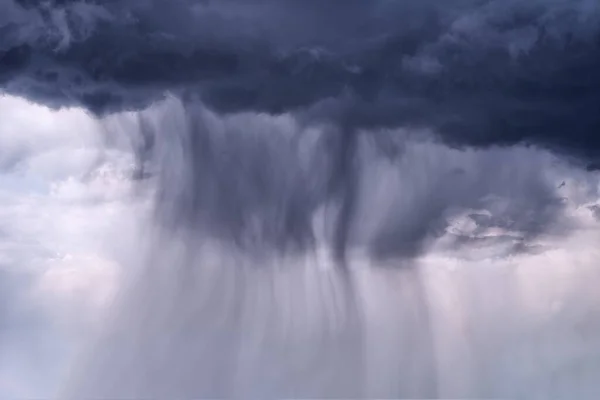 Nubes Lluviosas Dramáticas Oscuras Fotos de stock libres de derechos