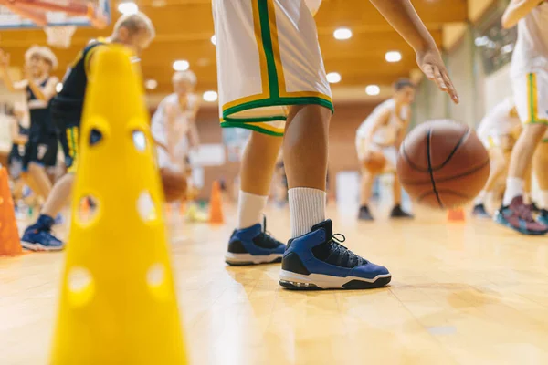 Giovani Ragazzi Della Scuola Che Praticano Palloni Basket Rimbalzanti Sulla — Foto Stock