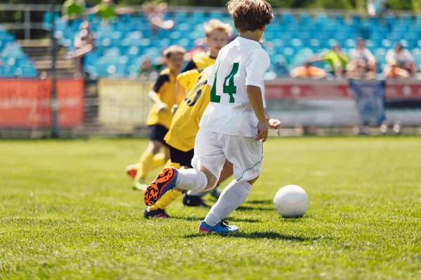 Kinder Spielen Bei Sonnigem Wetter Fußball Schüler Laufen Schnell Auf — Stockfoto