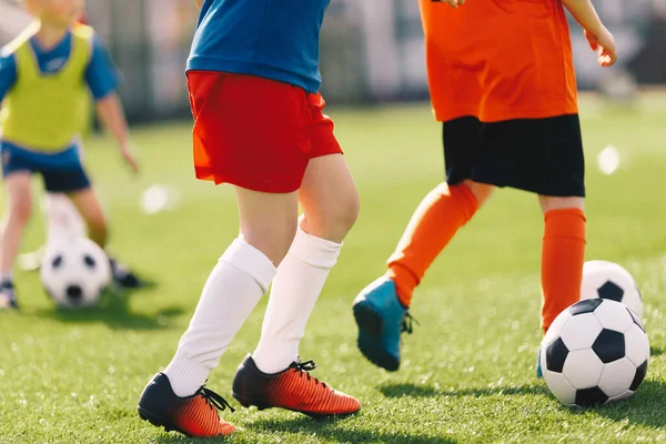 Dos Niños De Primaria En Entrenamiento De Fútbol. Niños Pequeños Con  Coloridos Uniformes De Camisetas De Fútbol Jugando En El Campo De Fútbol.  Equipo De Entrenamiento Deportivo Para Niños Fotos, retratos, imágenes