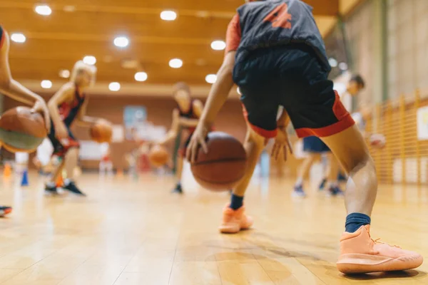 Giovane Giocatore Basket Sessione Allenamento Pallacanestro Giovanile Squadra Rimbalzare Palle — Foto Stock